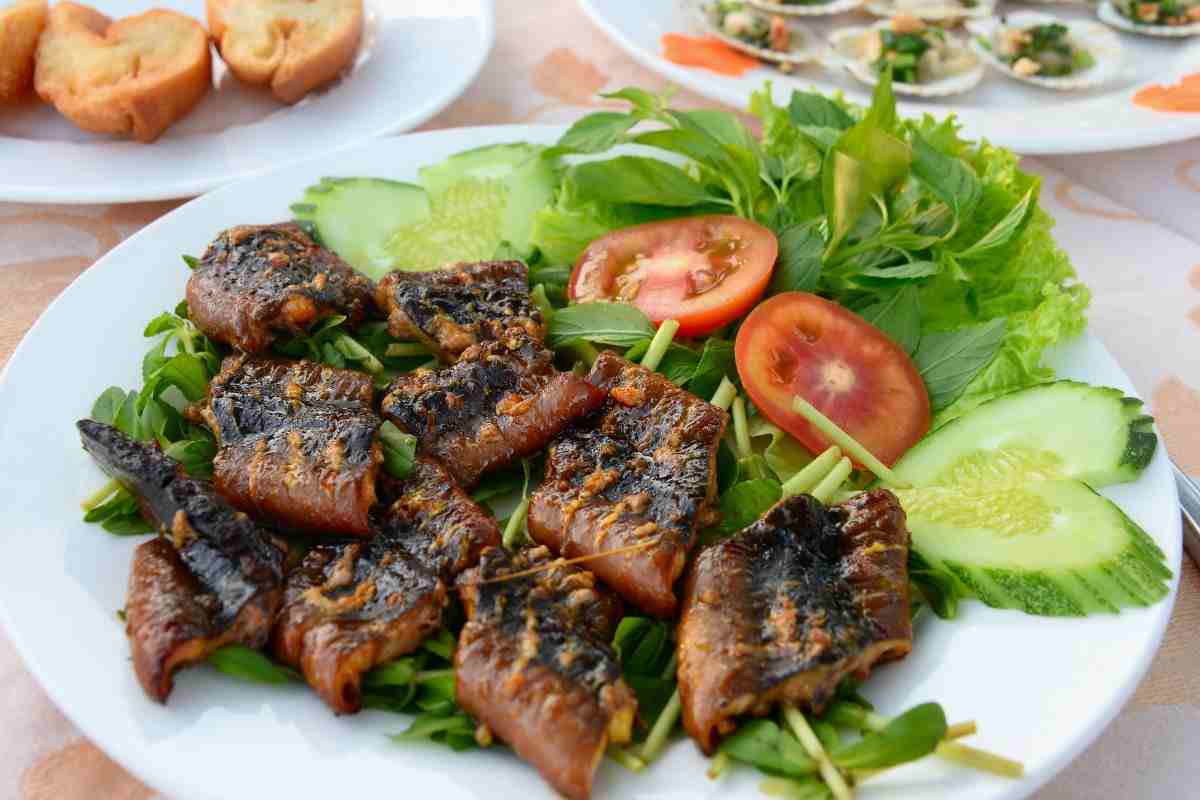 anguilla fritta a tocchetti con insalata