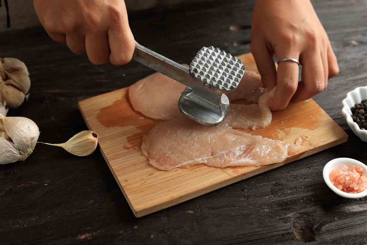 persona che batte carne col batticarne