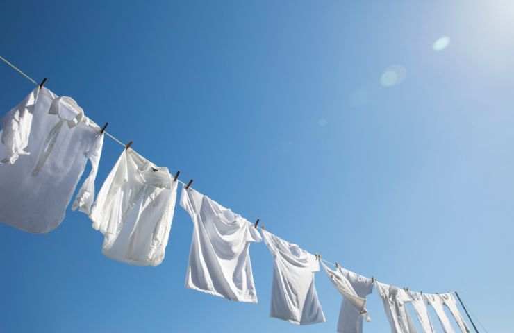 bucato bianco steso al sole