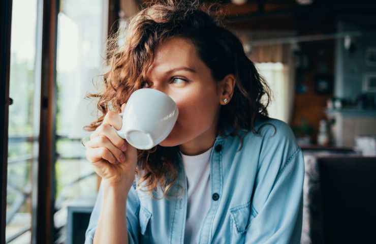 ragazza che beve il caffè