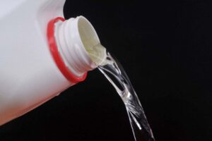 flacone di candeggina aperto