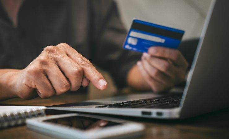 persona al pc con carta di credito