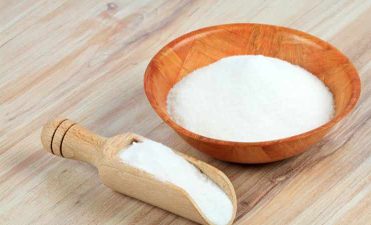bicarbonato in ciotola e paletta