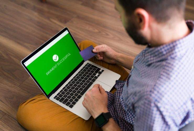 uomo al pc per pagamento online