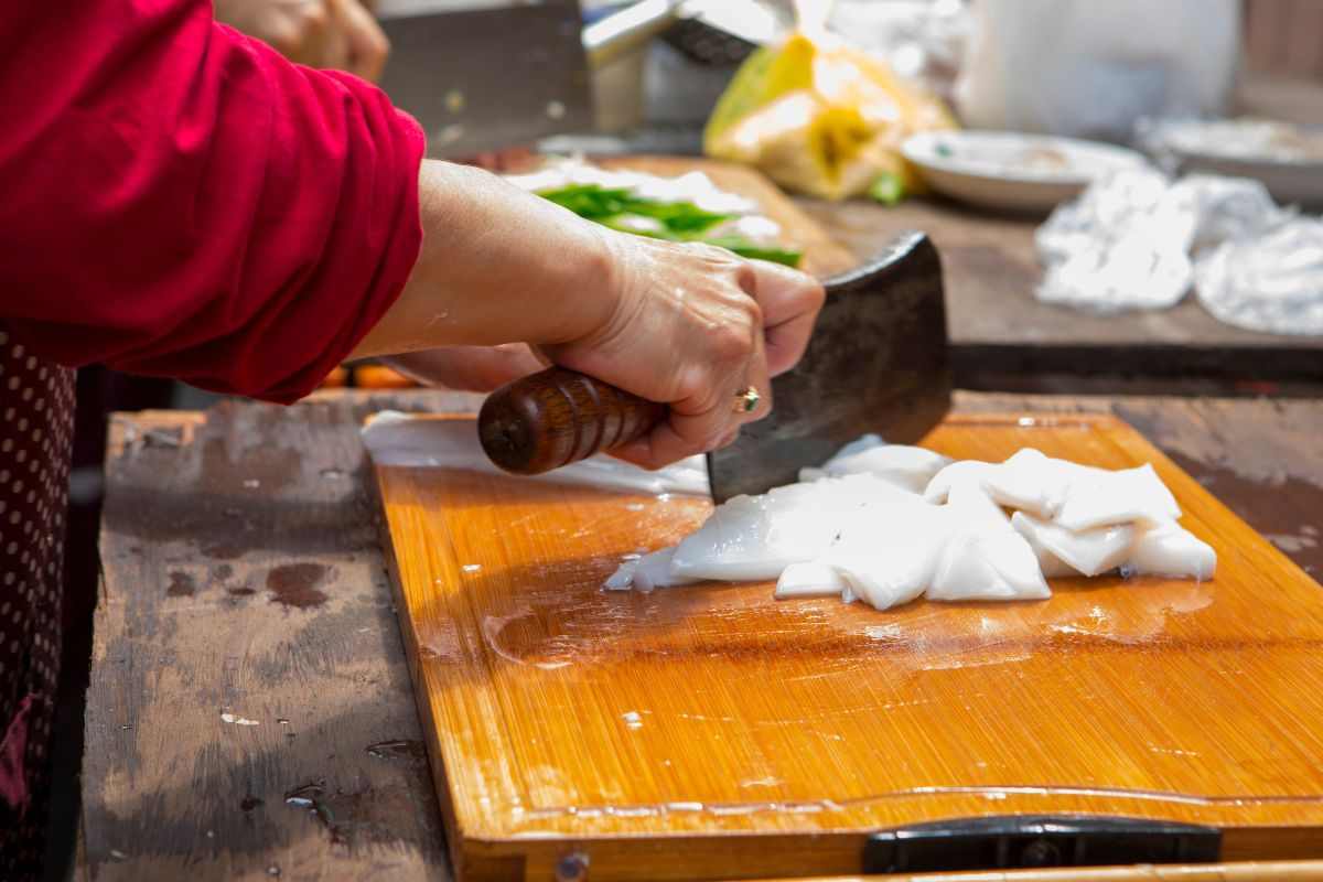 tagliare totani con coltello