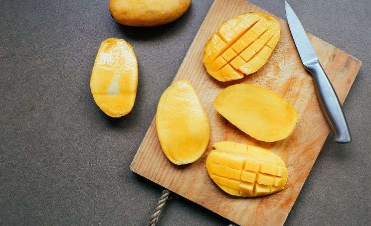 mango tagliato sul tagliere