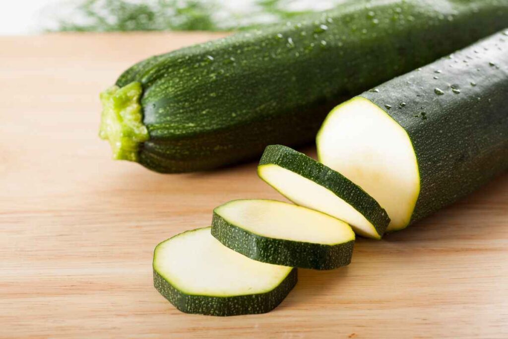 zucchine a rondelle su tagliere