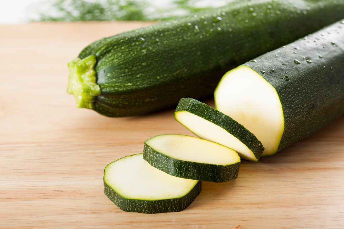 zucchine a rondelle su tagliere