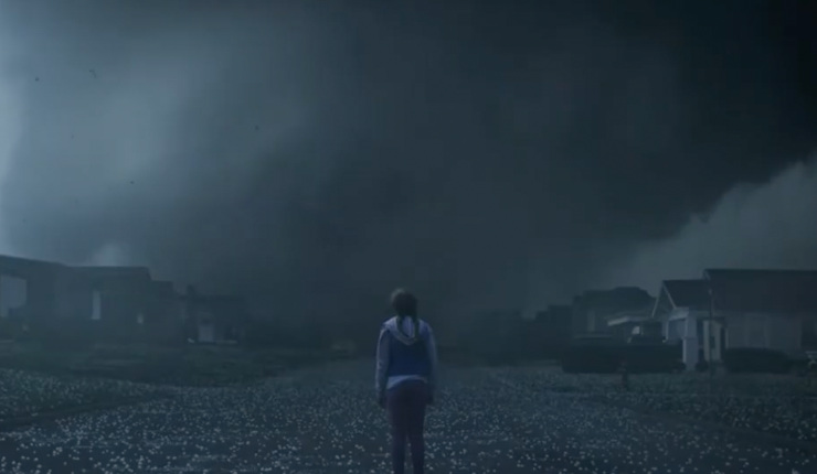 Scena del film 13 minuti, con una bambina che guarda il tornado