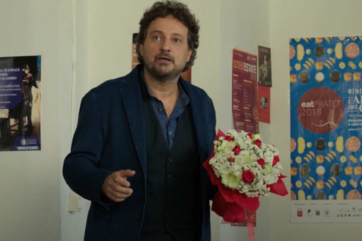 Leonardo Pieraccioni con fiori in mano