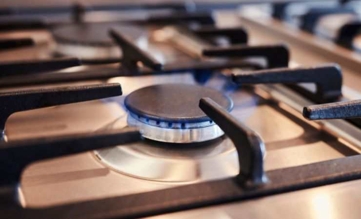 fornello in cucina acceso