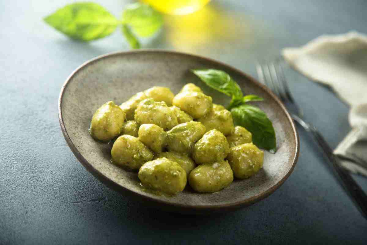 piatto con gnocchi con pesto di basilico