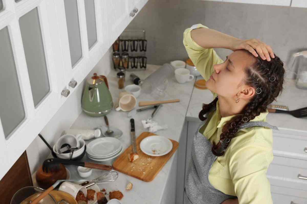 donna in una cucina in disordine