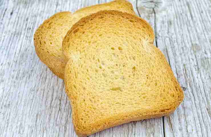 due fettine biscottate su tavolo di legno
