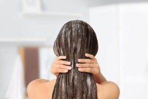 ragazza con capelli bagnati