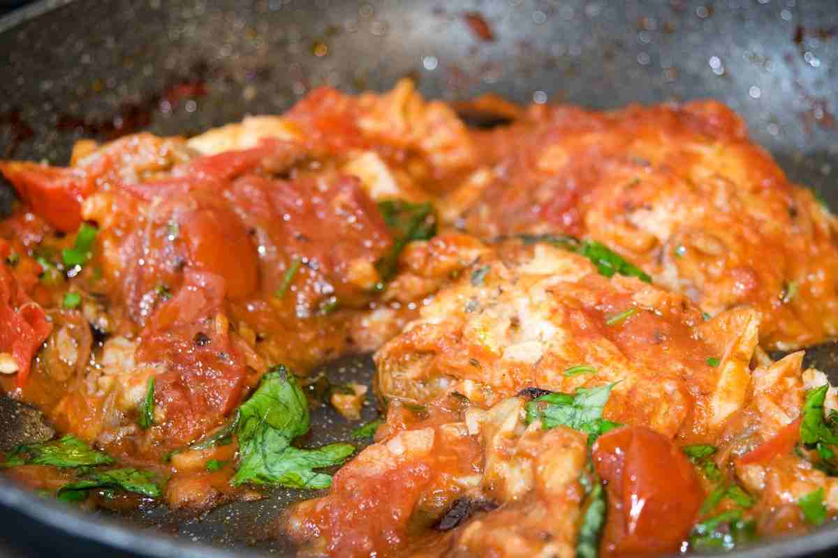 piatto di merluzzo co pomodorini