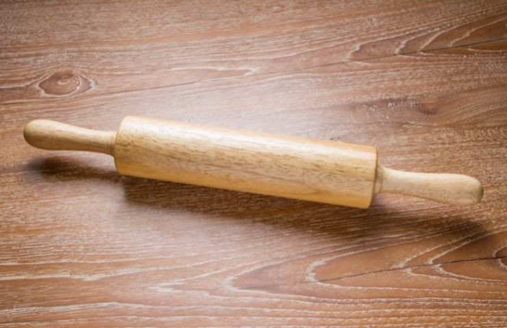 mattarello su tavolo di legno