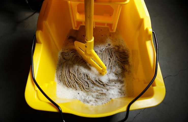 mocio in ammollo in acqua e sapone