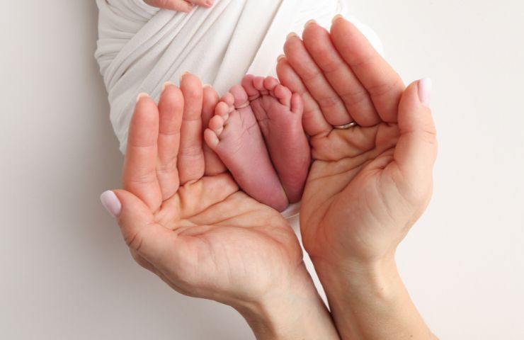 mani madre piedi bambino