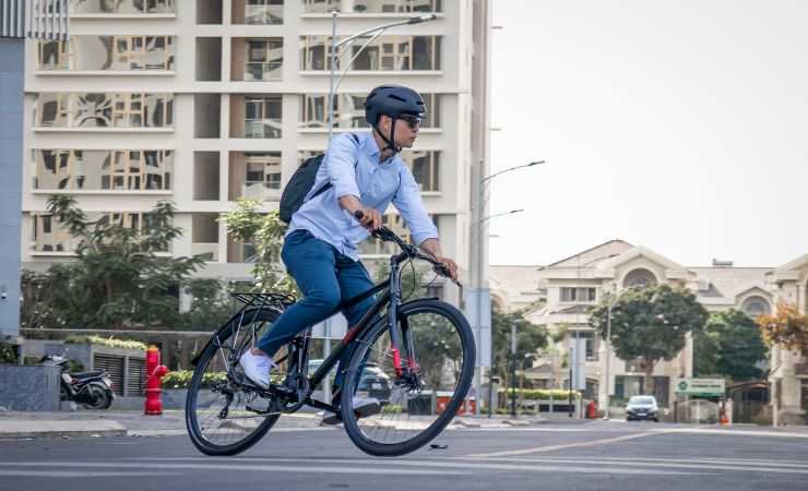 ragazzo su bici in città