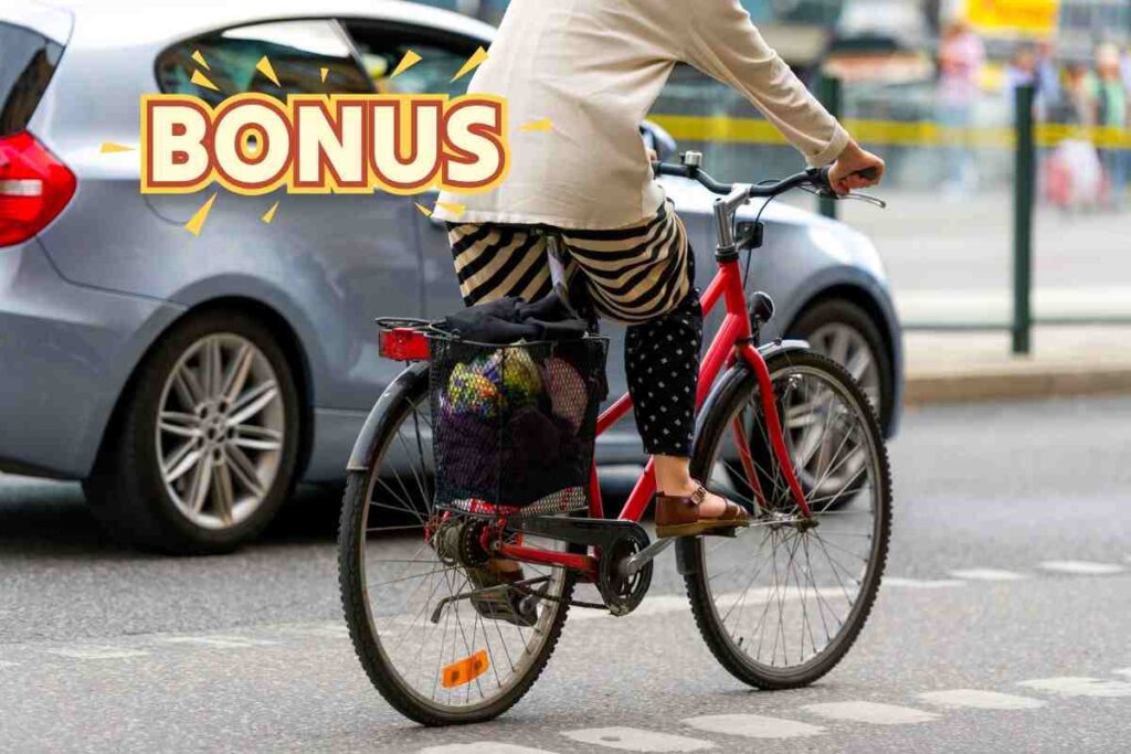 signora su bici e scritta bonus