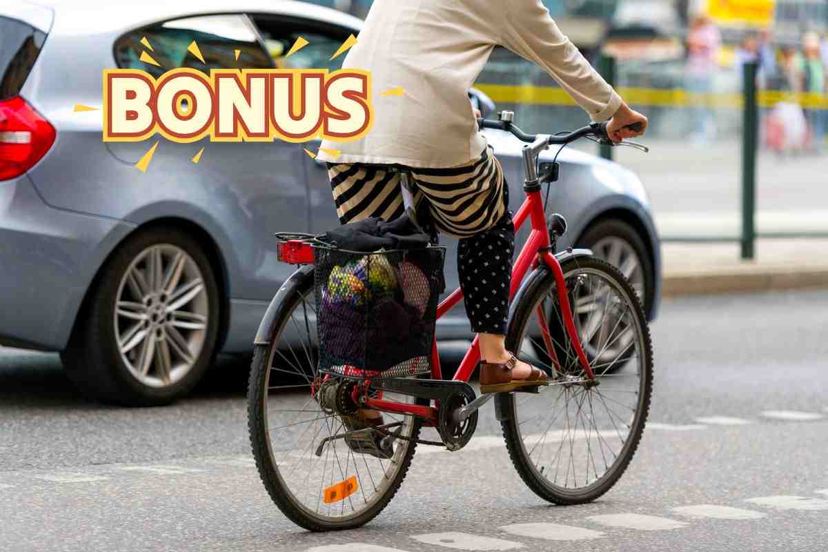 signora su bici e scritta bonus