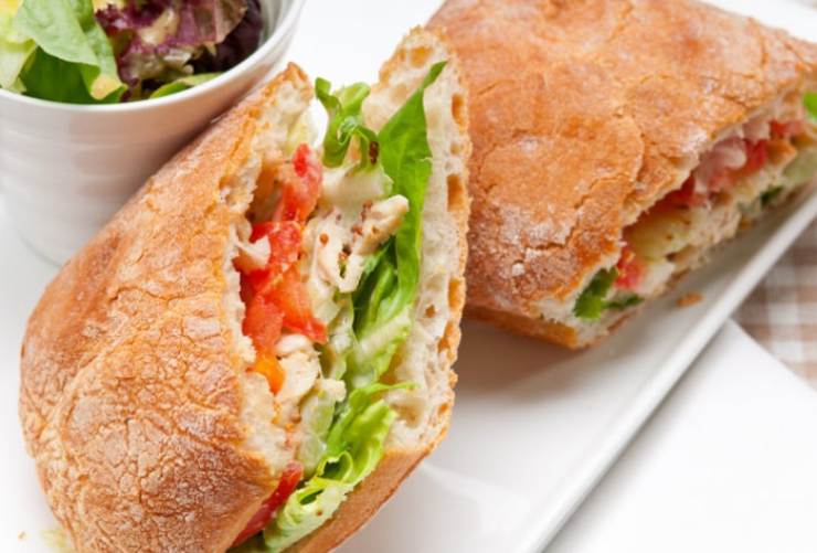 panino con pomodori e formaggio
