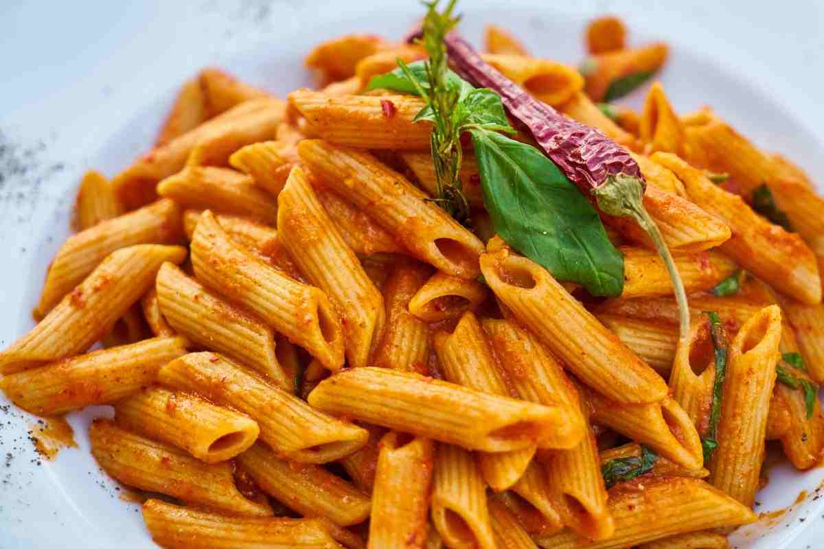 piatto di pennette rigate con basilico e peperoncino