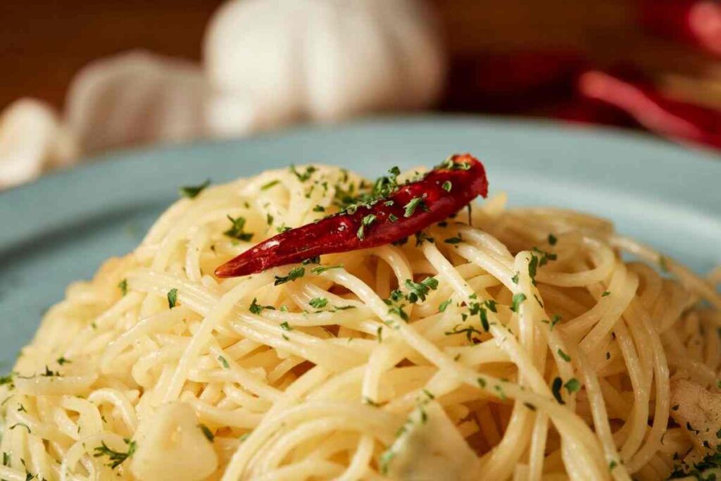 piatto di spaghetti di aglio olio e peperoncino