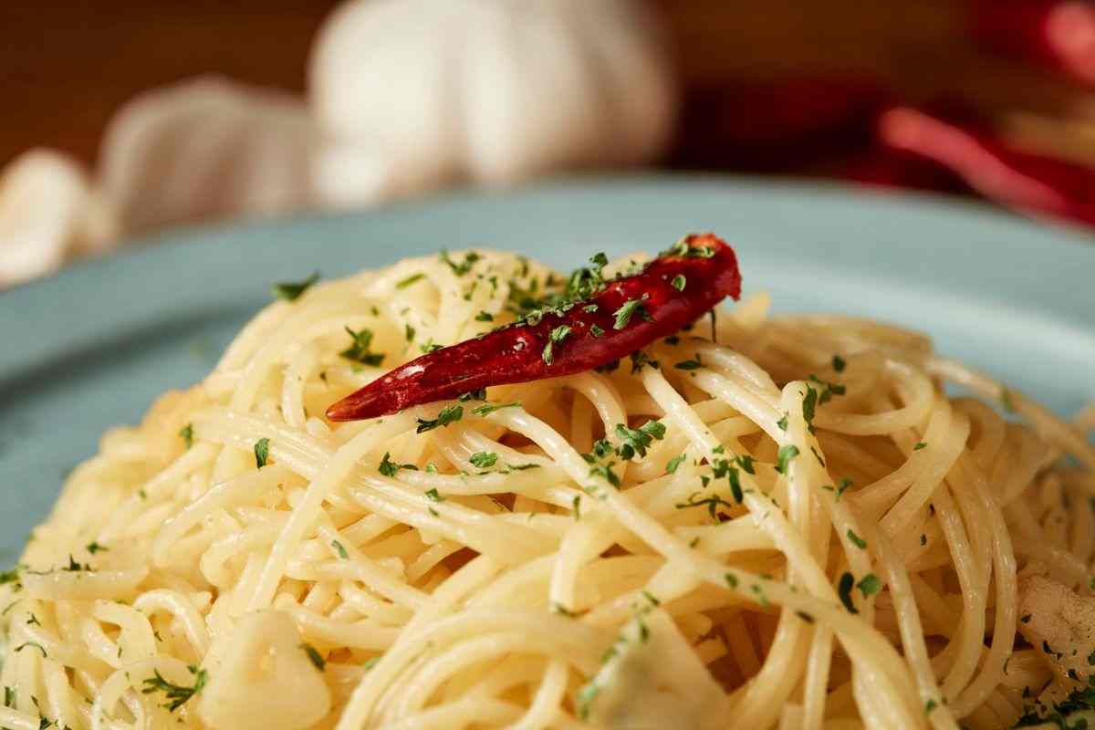 piatto di spaghetti di aglio olio e peperoncino