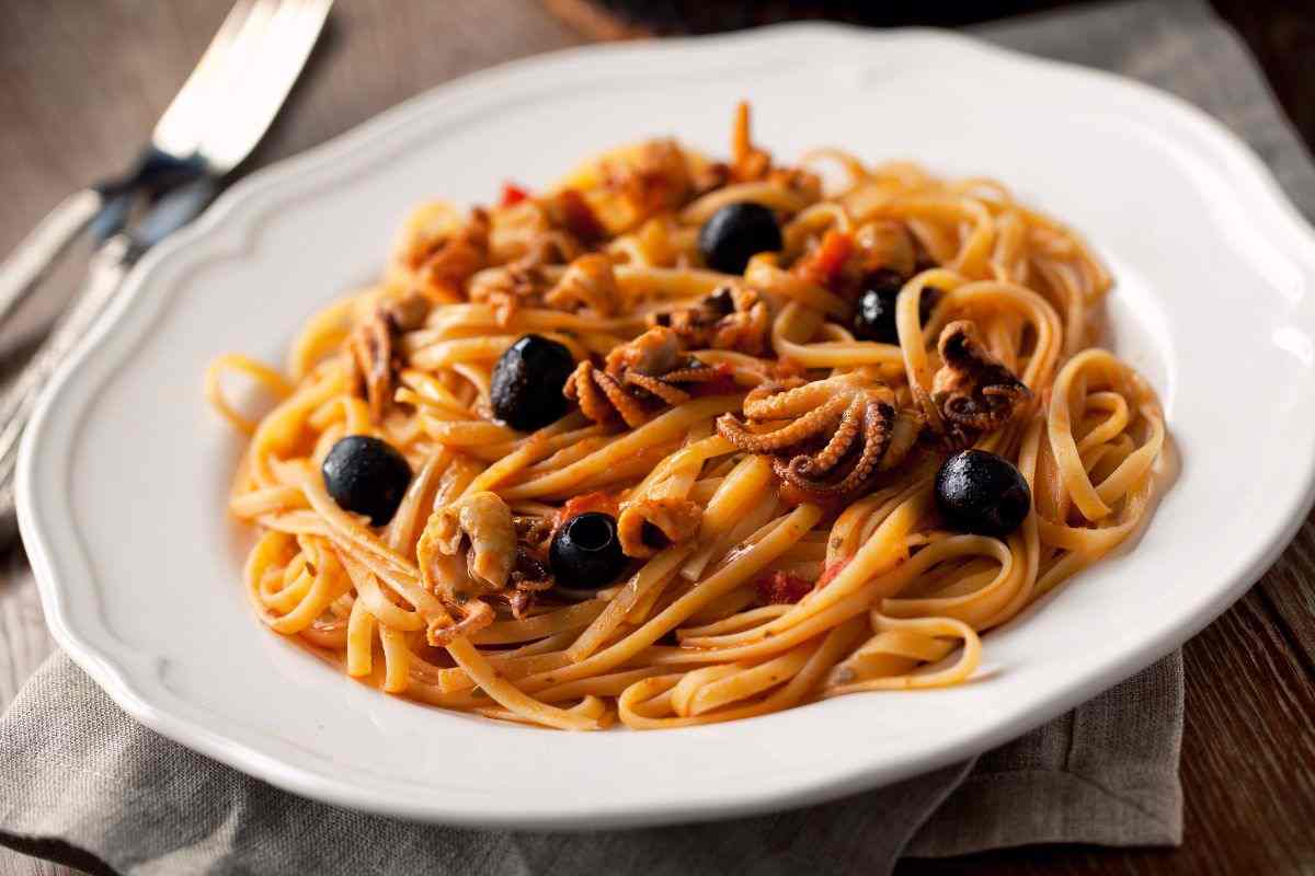 linguine con moscardini e olive nere