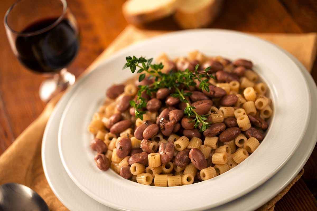 un piatto di pasto e fagioli con prezzemolo