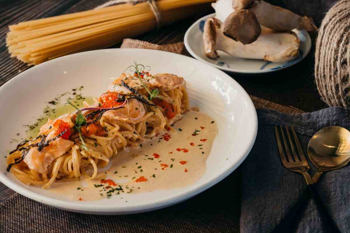 piatto di spaghetti con salmone e sugo di pomodorini