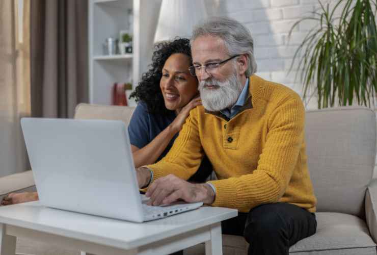 uomo anziano con ragazza al pc