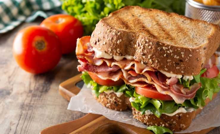 toast pancetta pomodoro insalata