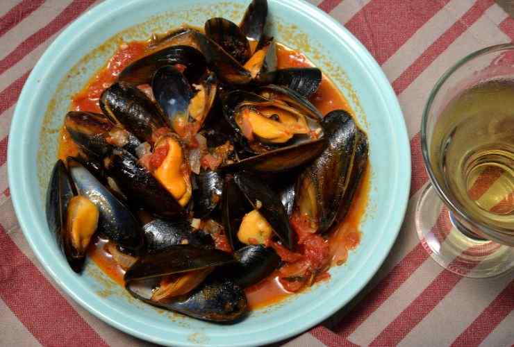 piatto con cozze e pomodoro