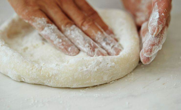 mano che impasta un panetto