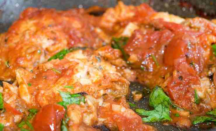 merluzzo con salsa in padella