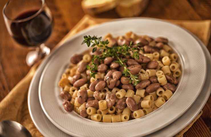 pasta e fagioli in piatto bianco
