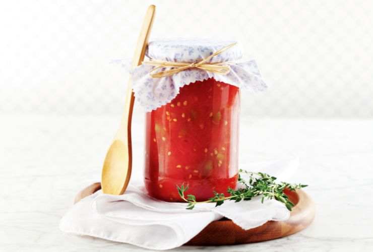 barattolo di pomodori a pezzettoni