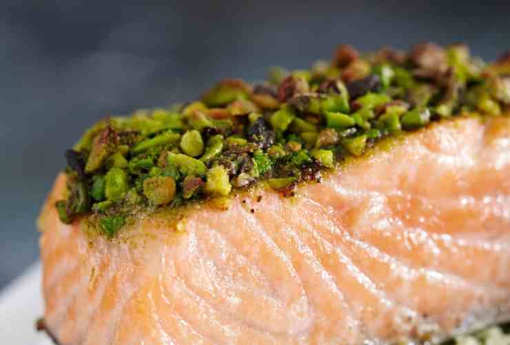 filetto di salmone con granella di pistacchi