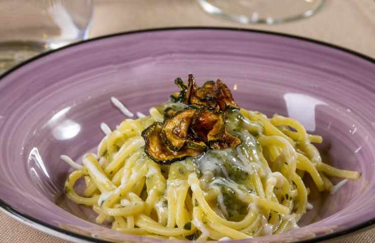spaghetti alla nerano in piatto viola