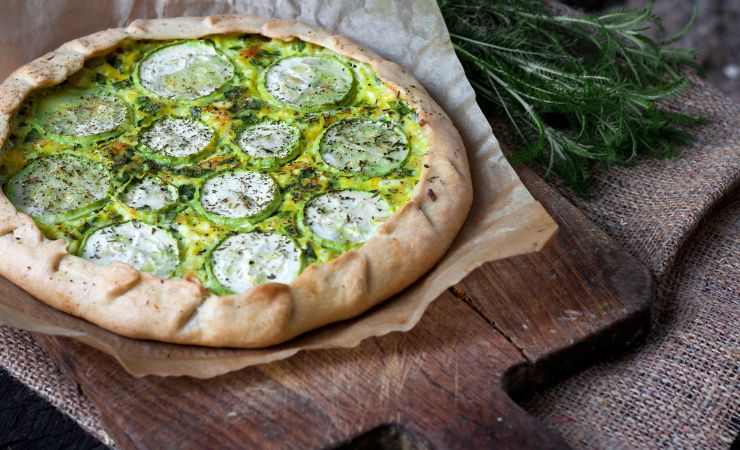 quiche di zucchine su tagliere