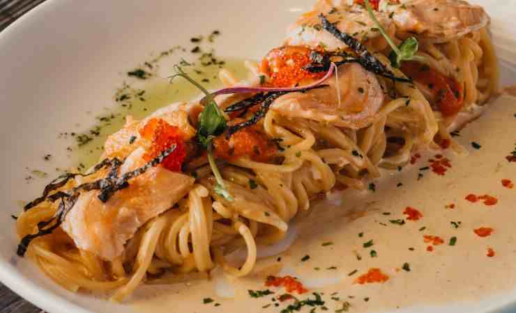 spaghetti con salmone e pomodorini