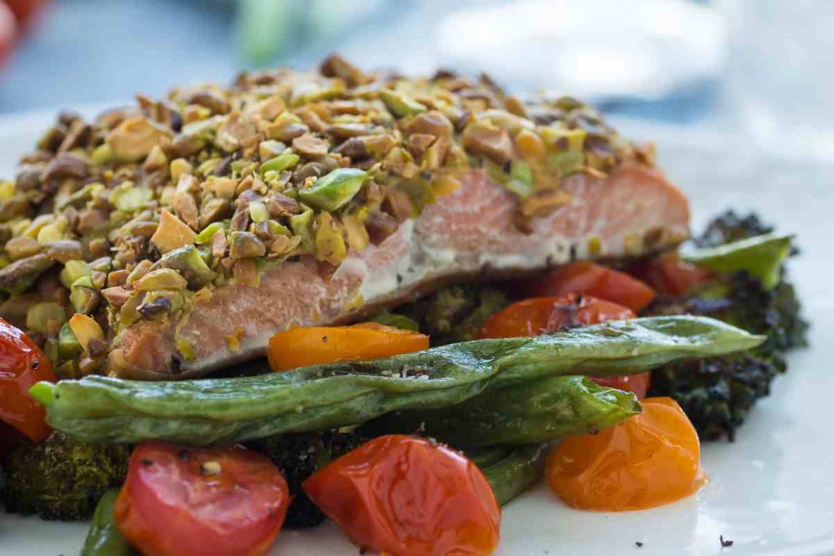 salmone con granella di pistacchi e verdure