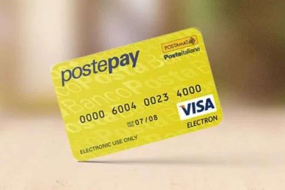 postepay gialla su tavolo di legno