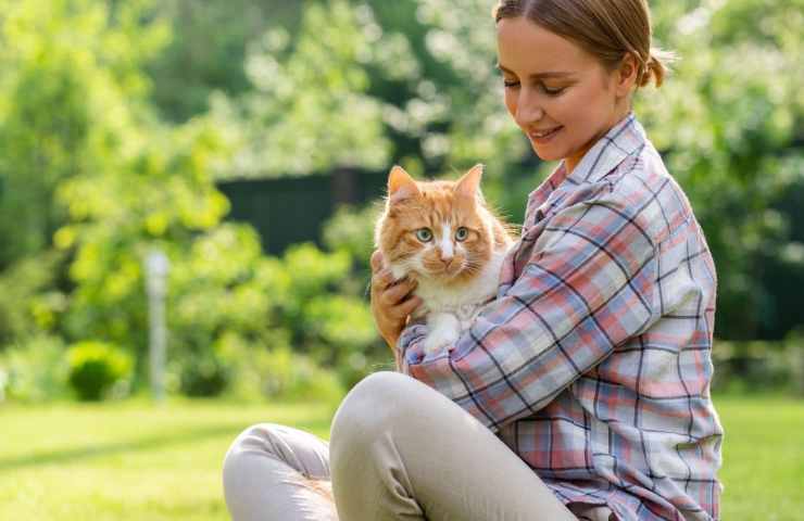 donna che ha in braccio gatto