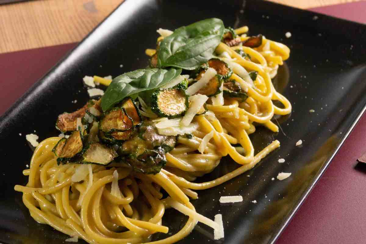 spaghetti alla nerano in piatto nero