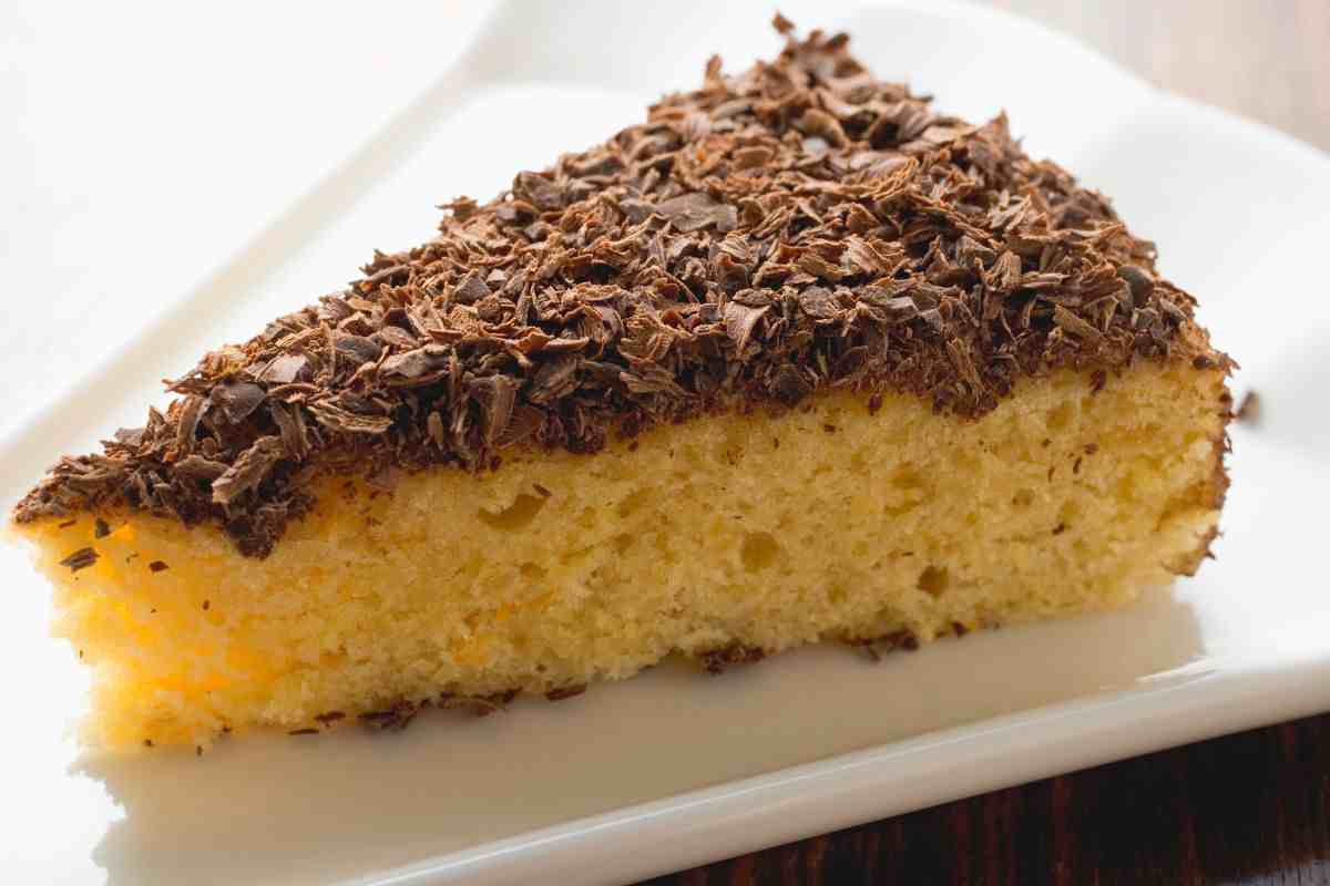 fetta di torta con scaglie di cioccolato