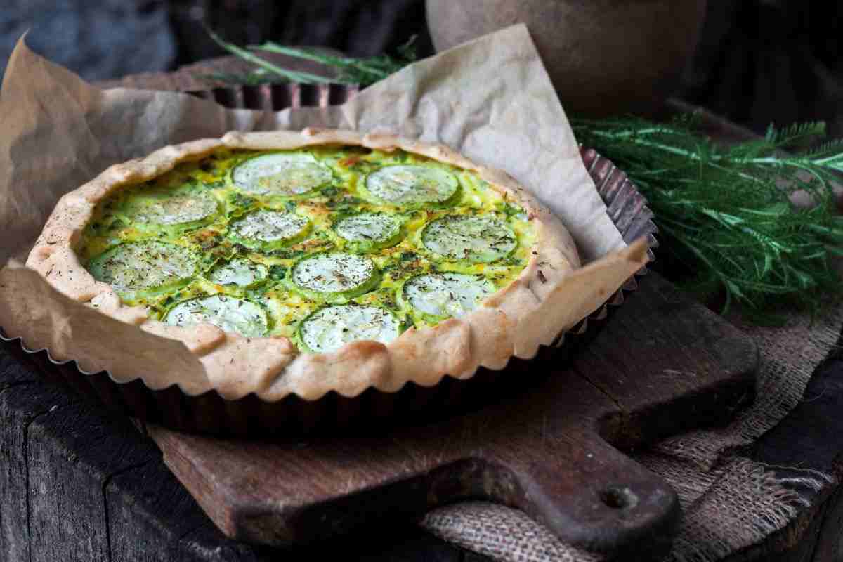 La bontà di questa torta rustica salata non si può descrivere: ho usato solo zucchine e ricotta per un pranzo veloce ma saporito